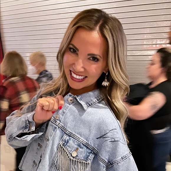 Meet your Posher, Emi - Picture 1 of 1